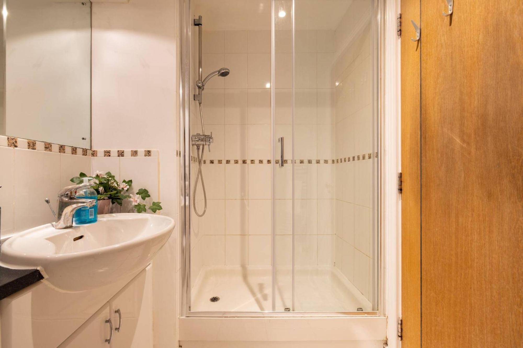 Wild Roses Service Apartments - East India London Ngoại thất bức ảnh